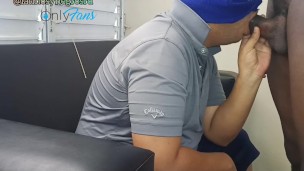 Tragándose la leche de mi vecino.